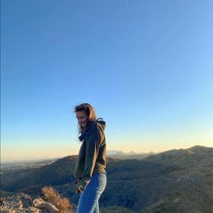 Meet your Posher, Caitlin